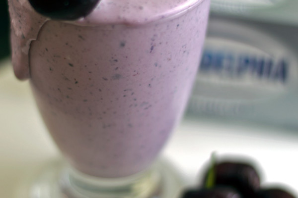 Cherry-Blueberry-Cheesecake-Shake