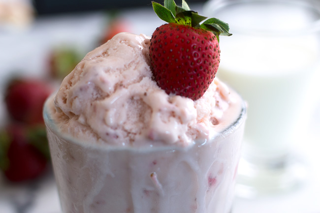 Buttermilk-and-Strawberry-Ice-Cream